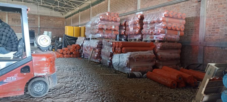 Bodega con rollos de acolchado listos para entrega