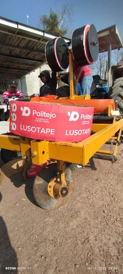 Equipo de tutorado agrícola con rafia